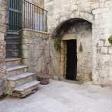 ...sul quale si apre un varco sormontato da un architrave in pietra annerito. � l�ingresso del forno cinquecentesco